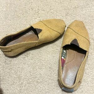 Size 6 burlap Toms
